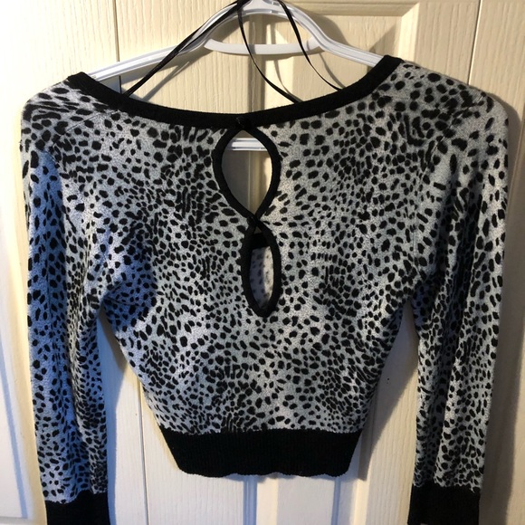 Black & grey leopard print crop top, 3/4 sleeve, cute cutout design in back. - Picture 3 of 4